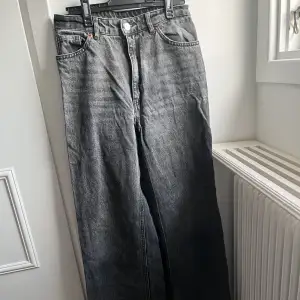 Säljer dessa gråa jeans från monki i ett mycket bra skick, storlek 27.