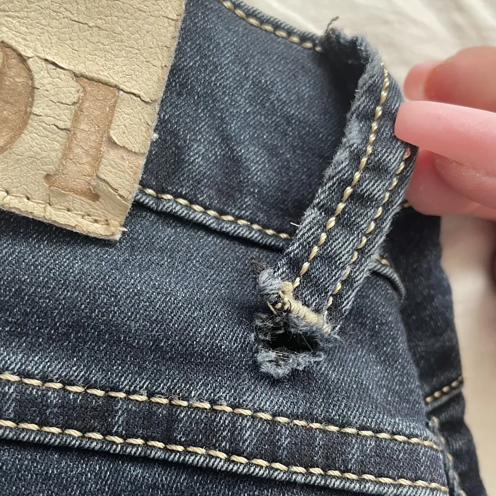 mörkblå jätte fina jeans ifrån g-star, inte användna så mycket men dom har ett litet hål där man trär igenom bältet, finns på sista bilden. inget stort hål utan bara ett litet annars är dom i bra kvalitet. dom är i storlek 30, jag har storlek 36-38. Jeans & Byxor.