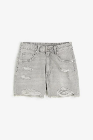 H&M Jeansshorts  - Säljer dessa jätte fina jeansshorts från hm i storlek 34, dom passar även mig som har storlek 36. Aldrig använd. Nypris 250kr och säljer för 129kr.❤️ Står ej för postens slarv. 