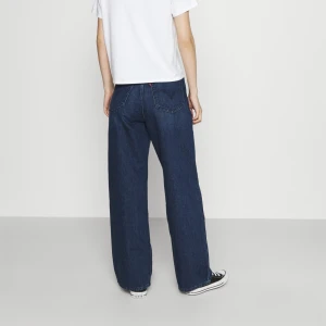 Loose Levis jeans  - Säljer mina superfina Levis jeans då jag har ett liknande par och dessa inte kommer till användning! Mörka i tvätten, lite slitning på framsidan men annars som nya🫶🏼supersköna och långa på mig som är 176 cm! Nypris 1349kr säljer för 400kr 