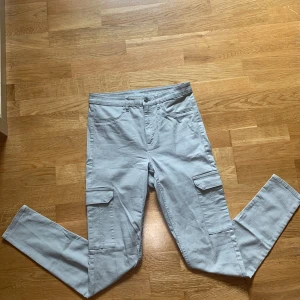 Beiga Cargobyxor - Beiga högmidjade cargobyxor från H&M Divided i storlek 40. 