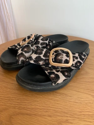 Sandaler  - Fantastiska  sandaler. Något slitage på sulan under annars super fint skick. Mönster i textil och spänne. 