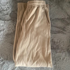 Raka mjukisbyxpr - Raka fina mjukisbyxor från Bikbok i strl S🩷 Nypris 399