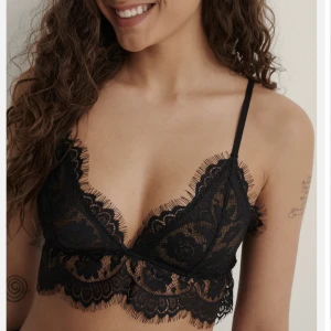 Spets topp - Säljer denna spets topp från NA-KD, storlek S, knappt använd, bra skick, säljer för 50kr + frakt🤍