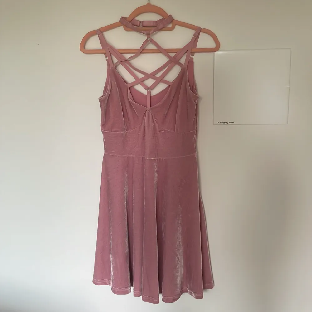 Rosa klänning i velvet från Killstar. Knappt använd. Nypris: 617 kr. Klänningar.