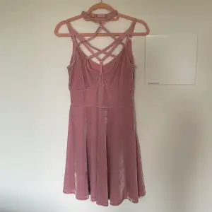 Rosa klänning i velvet från Killstar. Knappt använd. Nypris: 617 kr