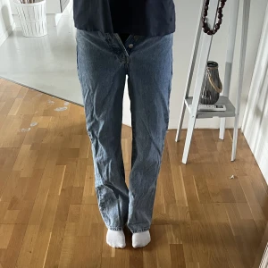 Jeans - Säljer dessa jeansen från bikbok. Nypriset är 599-699kr och jag säljer dem för 300+ frakt. Ni ser längden på första bilden, jag är ca 167.