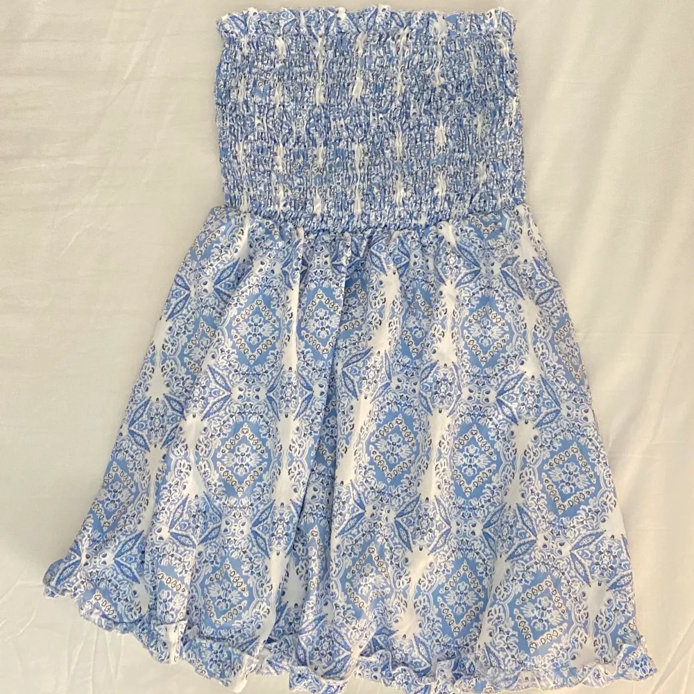 En jättefin blå bandeau klänning perfekt till sommaren💞 Helt oanvänd, köpte för runt 150kr och säljer för 40kr inkl frakt 39kr 👉👉 . Klänningar.