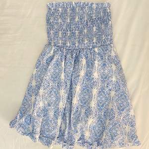 En jättefin blå bandeau klänning perfekt till sommaren💞 Helt oanvänd, köpte för runt 150kr och säljer för 40kr inkl frakt 39kr 👉👉 