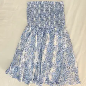 En jättefin blå bandeau klänning perfekt till sommaren💞 Helt oanvänd, köpte för runt 150kr och säljer för 40kr inkl frakt 39kr 👉👉 