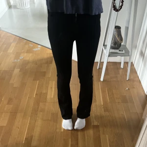 Jeans - Säljer dessa jeansen från SHEIN. Nypriset är 209kr och jag säljer dem för 100+ frakt. Ni ser längden på första bilden, jag är ca 167.