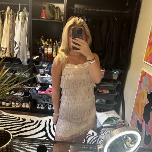 Fransklänning - Så fin klänning med fransar från Vera Moda, storlek S, fint skick!