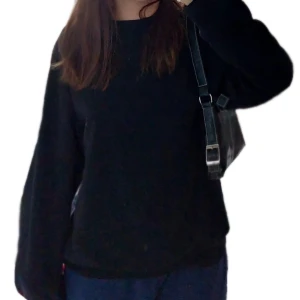 Svart mini väska med buckels☆ - Super nice svart läderish liten väska, den har slivriga buckels på båda sidorna och den har vita sömmar☆bra kvalite, ställ frågor!! LÄS BIO!!