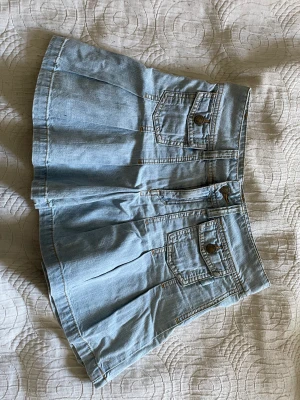 Jätte fin veckad kjol 💘 - Kjolen är som ny men fortfarande vintage. Det är gammal HM💘 Den sitter som en XS/XXS men kan nog också funka som S🤍. Priset kan diskuteras mer om du skriver. ⚠️OBS KÖP INTE DIREKT ⚠️