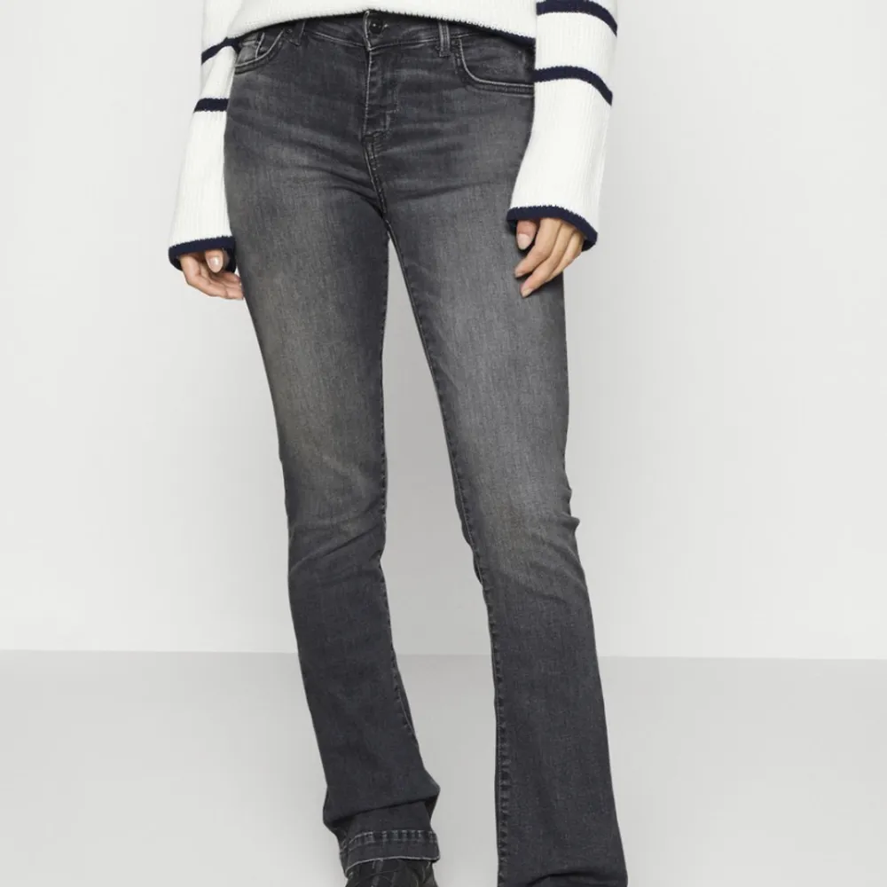 Säljer dessa slutsålda grå ltb jeans som är bootcut. Strl 28/30. De har ett litet hål längst ner på ena benet som knappt syns. Jeans & Byxor.