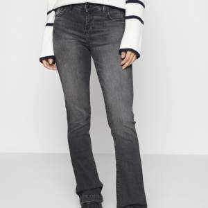 Säljer dessa slutsålda grå ltb jeans som är bootcut. Strl 28/30. De har ett litet hål längst ner på ena benet som knappt syns
