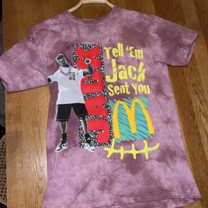 Travis Scott x McDonalds t-shirt  - Köpte september 2020 från travisscott.com. Har endast hängt på min vägg alltså inte använd. Storlek medium, bra passform. 