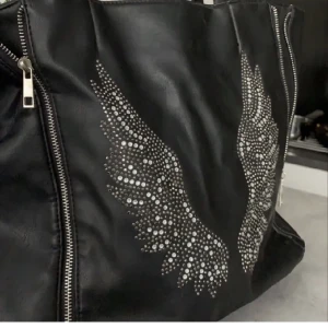 Väska - Intressekoll på denna superfina väska jag köpte på Sellpy för ett tag sen! Kommer inte till användning därför säljs den:) Fint men använt skick💕 ( första bilden är lånad)