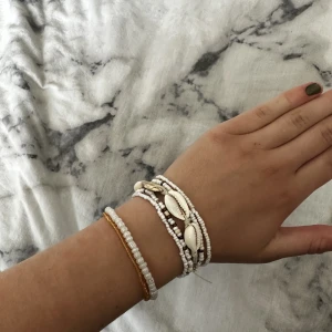 Hemmagjorda pärl/Snäck Armband - 7 stycken Hemmagjorda fina armband av pärlor och snäckor, jättefint nu på sommaren💗