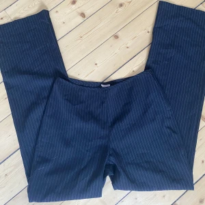 Randiga kostymbyxor  - Randiga midrise kostymbyxor, köpta second hand, aldrig använda av mig 