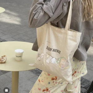 SÖKER!!  - Hej💛 söker denna tygväskan från djerf avenue. Hör av dig om du vill sälja 🥹