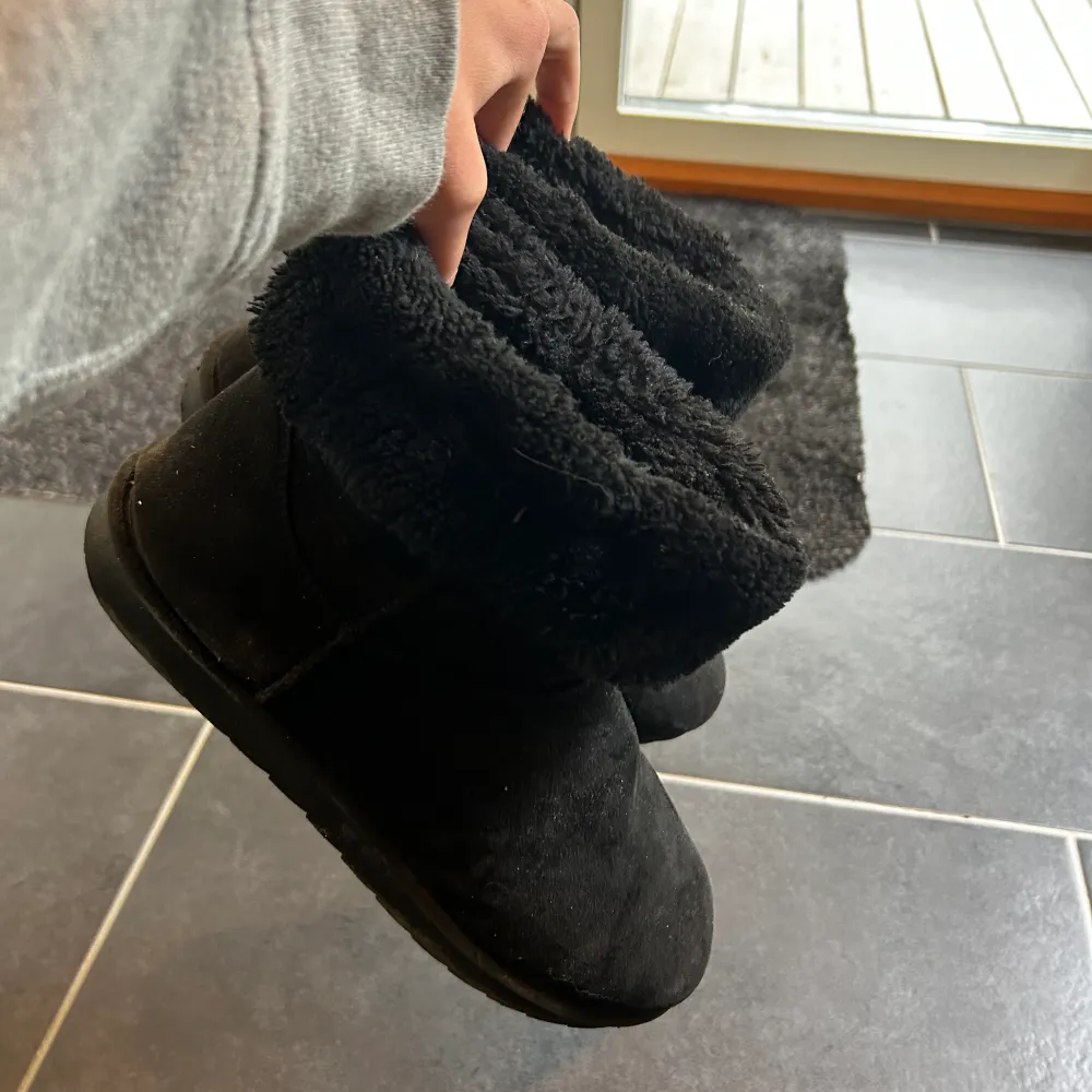 Säljer dessa jätte sköna fake uggsen då jag köpt nya vinter skor, bra använda men fortfarande bra skick, lite smutsiga men det är inget som inte går att ta bort🩷. Skor.