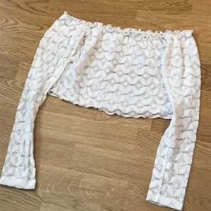 Söt topp - Söt vit spetstopp från na-kd, lite noppig.