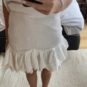 Vit kjol - Superfin vit kjol ifrån hm, gammal modell