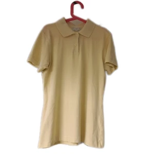 Piketröja  - Str 40, men skulle säga att den sitter tight då. 😊  Pris diskuterbart vid snabb affär. 💖  Vid funderingar skicka gärna pm. Köparen står för frakten. 