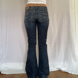 Lågmidjade vinge jeans! -  Midjemått- 38 cm  Inerbenslängd- 84cm   