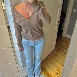 Kofta - Så fin brun kofta, älskar färgen och perfekt över ett linne eller topp!!