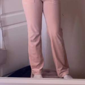 Juicy couture byxor i färgen pale pink och storlek xxs. Storleken passar för mig som brukar ha xs-s i andra byxor. Byxorna är i mycket bra skick. Pris kan diskuteras.