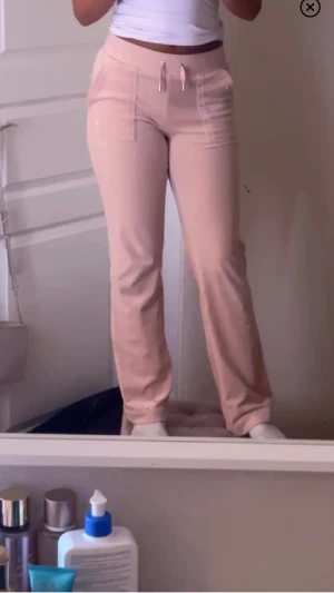 Juicy byxor  - Juicy couture byxor i färgen pale pink och storlek xxs. Storleken passar för mig som brukar ha xs-s i andra byxor. Byxorna är i mycket bra skick. Pris kan diskuteras.