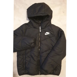 Nike jacka  - Inga skador. Lightly used. 