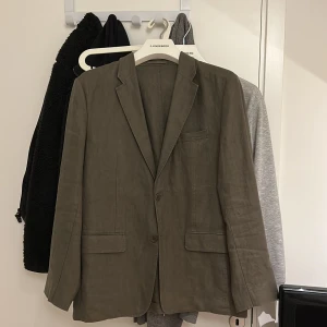 Linnekavaj - En 100% grön linnekavaj från Cos som är en perfekt uddakavaj till sommaren och tidig höst!