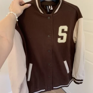 Collegetröja - Brun och beige Oversized collegetröja/munkjacka/kofta från h&m☺️