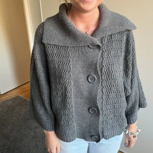 Trekvartsärm kofta - Så fin konfta med trekvartsärm. Perfekt nu till hösten!