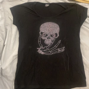 Rhinestone t shirt  - Fin t shirt med döskalle av silver och rosa stenar. Tror det är kopia på dolce & gabana, köpt secondhand. Står XL men sitter som S. Bara att skriva vid frågor