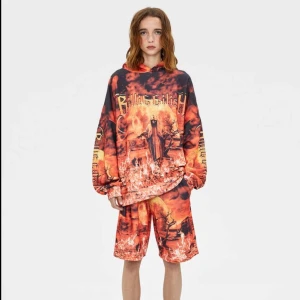 Billie Eilish rare hoodie - Säljer denna väldigt sällsynta och populära Billie Eilish hoodien från Bershka. Säljer hoodien eftersom jag inte använder den. Tröjan är lite nopprig men har inga andra defekter.