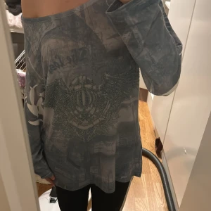 Tröja från Lindsay Moda - Säljer denna tröja med ”diamanter” på. Jätte mysig att ha på