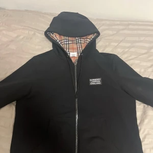 Burberry london england - Säjler nu min kofta inga fläckar den är i bra skick vid snabb affär kan ja gå ner lite den är äkta