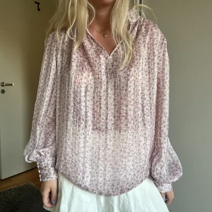 Blommig blus - Så söt blommig blus i fint skick!