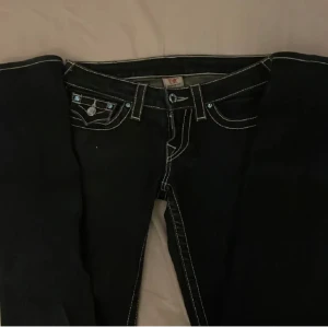 Lågmidjade jeans - Lågmidjade jeans från true religion midjemåttet nått 36 cm