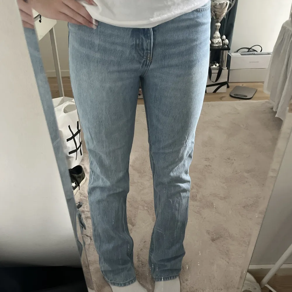 Snygga ljusblå straight leg jeans ifrån H&M 💘 passar mig perfekt i längden som är 162 ✌🏼säljer eftersom att jag har många jeans i denna färg 😁. Jeans & Byxor.
