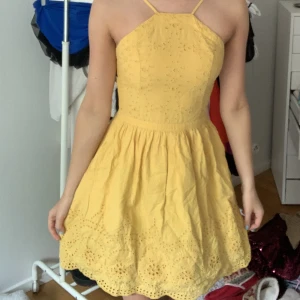 Gul mini/midi klänning - Gul miniklänning med blommönster från Abecrombie&Fitch i stlk xs/S. Köpt i New York. 