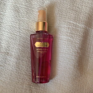 Victoria secret body mist och lotion  - Helt oanvända Victoria secret body mist och lotion red plum & freesia 