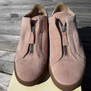 Arigato skor i mocka, sällsynt beige/rosa färg. 10/10 skick använd 1 gång!  Hör av er om frågor!