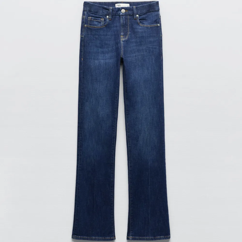Super bekväma mörkblå bootcut jeans ifrån zara i storlek 32. Säljer då jag har massor jeans och har ändast använt dessa 3 gånger. 💘 . Jeans & Byxor.