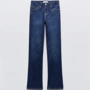 Super bekväma mörkblå bootcut jeans ifrån zara i storlek 32. Säljer då jag har massor jeans och har ändast använt dessa 3 gånger. 💘 