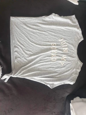 T-shirt - Grå t-shirt från Hm , 14 år + 